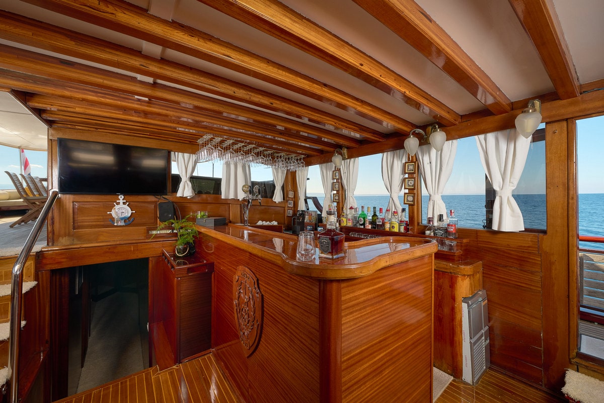 linda-charter-yacht-11